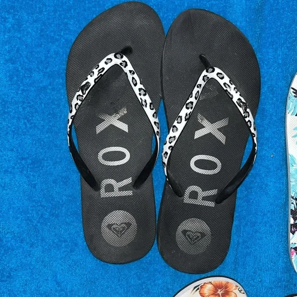 3 Pairs of Roxy Flip Flops - Picture 2 of 7